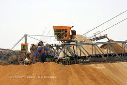 Image du Maroc Professionnelle de  Roue pelle dans la Zone de stockage des phosphates à l'unité de Khouribga du Groupe OCP de L'Office chérifien des phosphates. Le Groupe OCP : Société anonyme fondée en 1920 et domiciliée au Maroc. Groupe OCP est le leader mondial des exportations des phosphates et produits dérivés, Mercredi 19 Septembre 2007. (Photo / Abdeljalil Bounhar) 